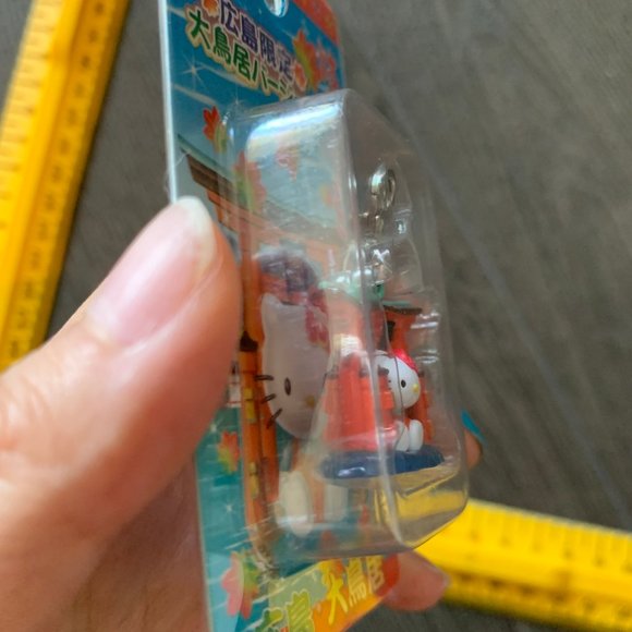 2007 HELLO KITTY TORII GATE CELL CHARM - Picture 5 of 8